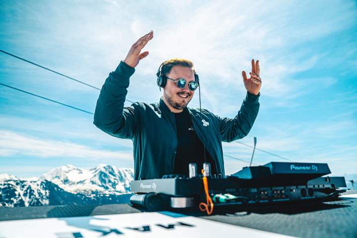 Set de DJ en plein air en montagne Grenoble