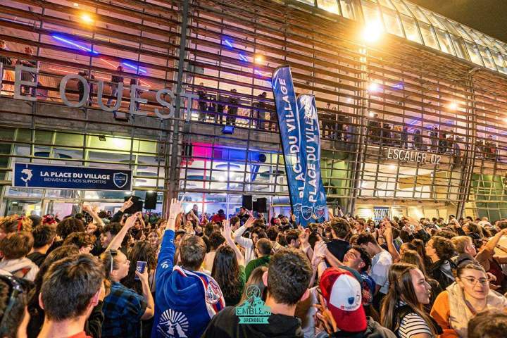 Foule de supporters à La Place du Village Grenoble