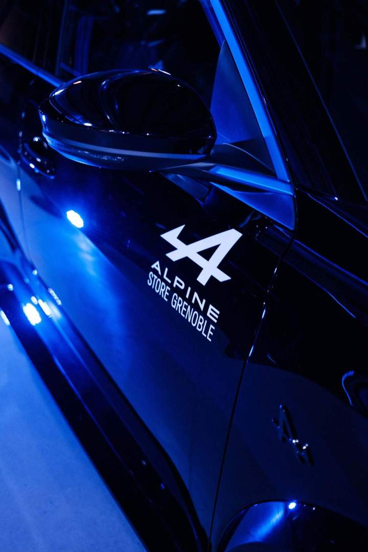 Gros plan sur le côté de la voiture de sport électrique Alpine A290 Grenoble