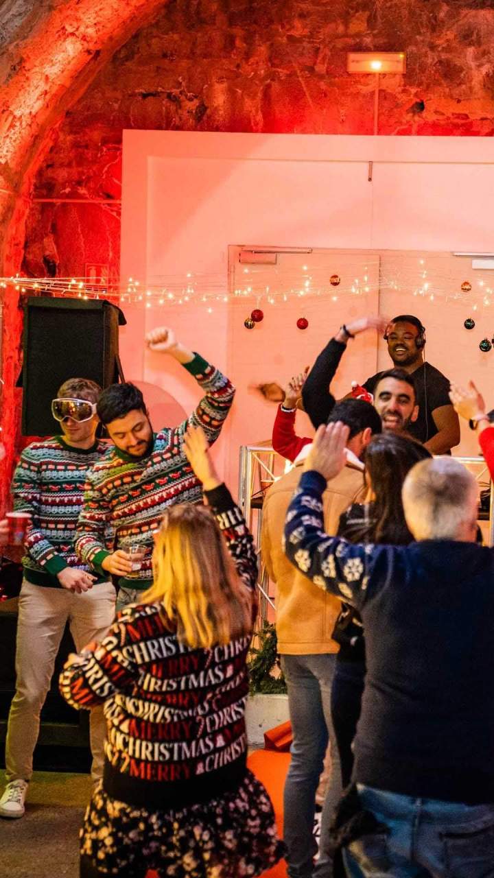 Soirée de Noël animée par un DJ Grenoble