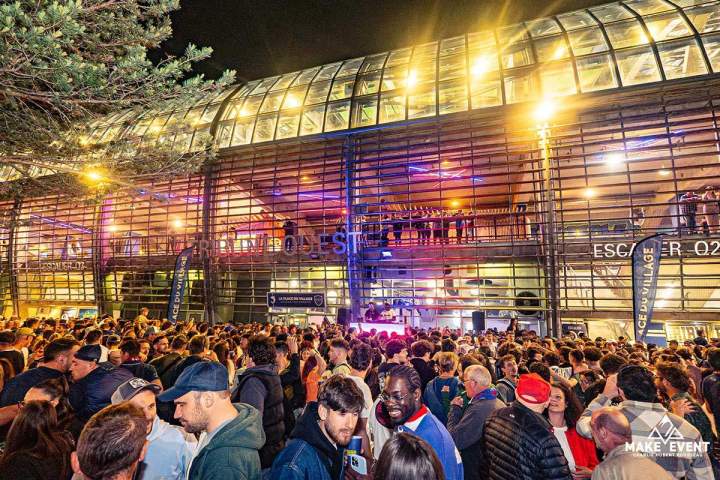 Foule animée devant le Stade des Alpes Grenoble
